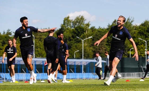 Kyle Walker tròn mắt nhìn Harry Kane đua tốc độ trên sân tập - Bóng Đá