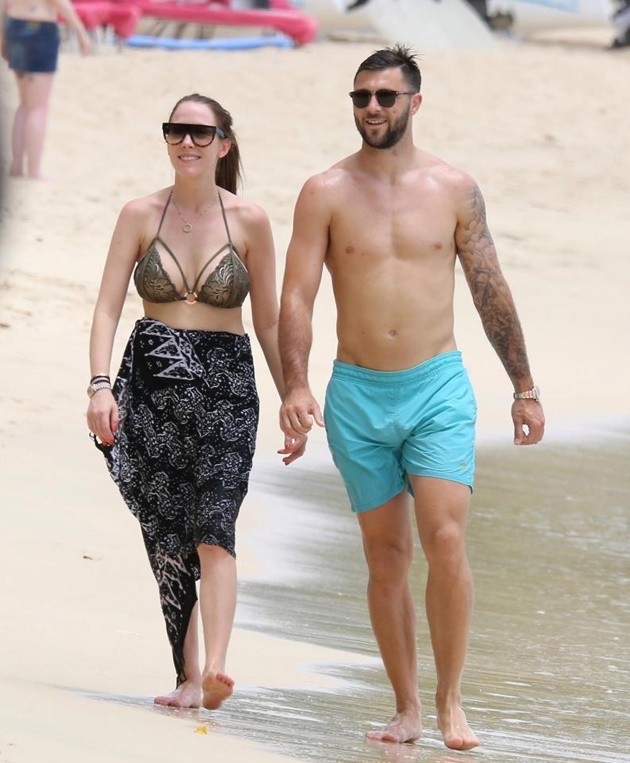 Charlie Austin tình tứ bên người đẹp tại 
