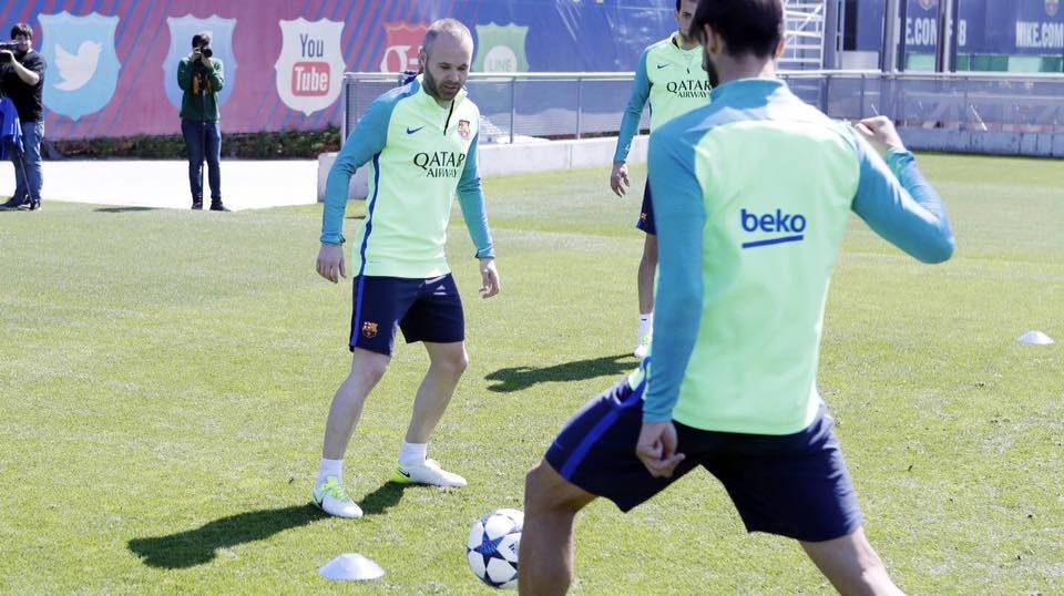 wenger hỏi thăm các cầu thủ trong buổi tập - Bóng Đá