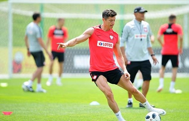 Lewandowski kheo cơ bắp cuồn cuộn trên sân tập Ba Lan - Bóng Đá