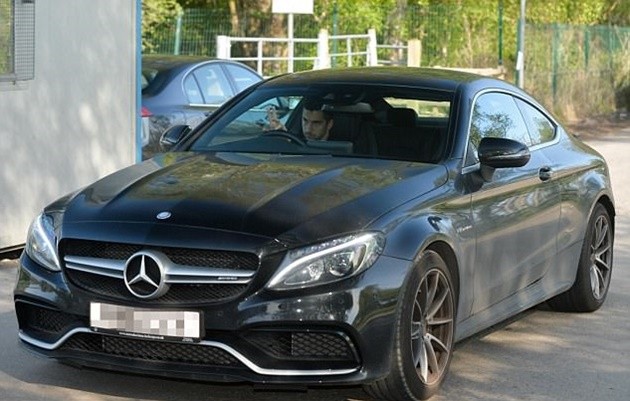 Mourinho đăm chiêu trên đường đến sân tập Carrington  - Bóng Đá