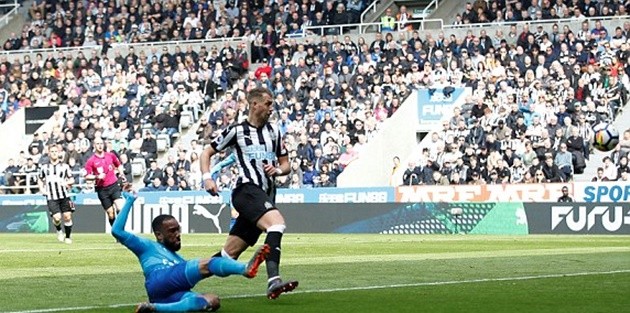 Hạ Arsenal, sao Newcastle hăng máu đá văng cột cờ - Bóng Đá