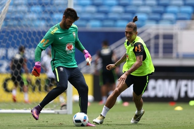 BẤT NGỜ: Alisson dò hỏi Firmino về Liverpool. - Bóng Đá