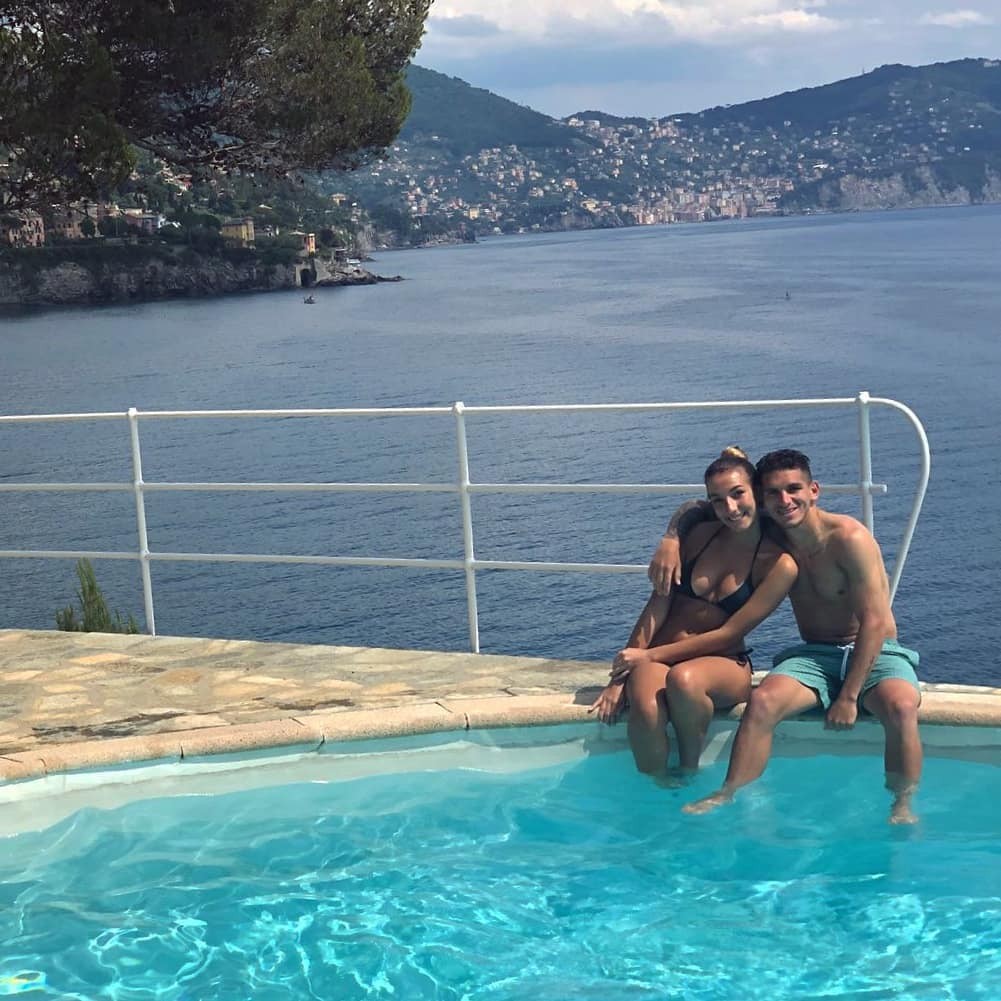 Ảnh Torreira chơi biển cùng bạn gái - Bóng Đá