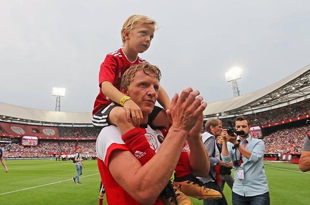Gerrard trở lại sân cỏ, khoác áo Feyenoord trong trận cầu tri ân Dirk Kuyt - Bóng Đá