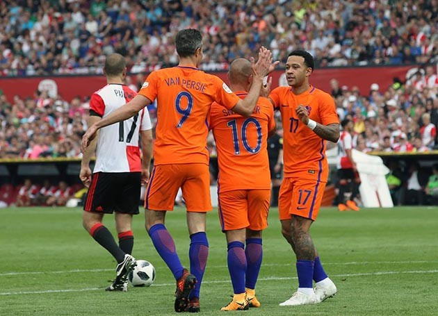 Gerrard trở lại sân cỏ, khoác áo Feyenoord trong trận cầu tri ân Dirk Kuyt - Bóng Đá