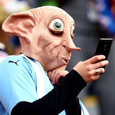 Muôn kiểu quậy tưng bừng của fan Ai Cập và Uruguay - Bóng Đá