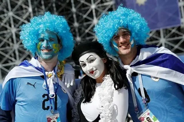 Muôn kiểu quậy tưng bừng của fan Ai Cập và Uruguay - Bóng Đá