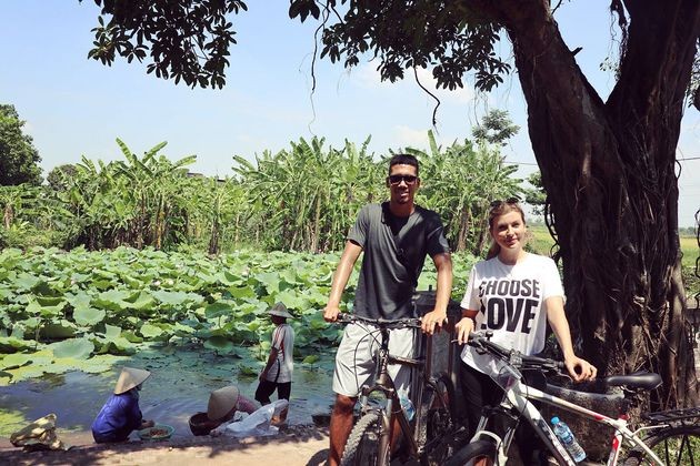 Chris Smalling hí hửng đội nón lá tại Hạ Long - Bóng Đá