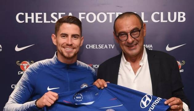 Vừa đến Chelsea, HLV Sarri và Jorginho đã lao vào tập luyện - Bóng Đá