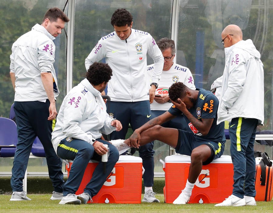 Sau Fred, tân binh Dalot của Man United gây lo lắng vì chụp hình với đôi nạng - Bóng Đá