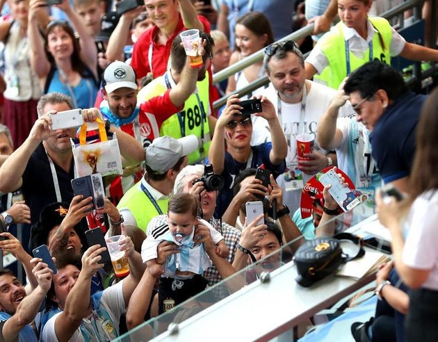 Diego Maradona nhiệt huyết hết cỡ trên khán đài - Bóng Đá
