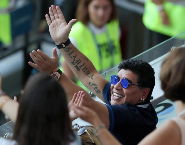 Diego Maradona nhiệt huyết hết cỡ trên khán đài - Bóng Đá