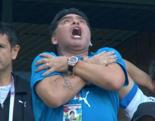 Diego Maradona nhiệt huyết hết cỡ trên khán đài - Bóng Đá