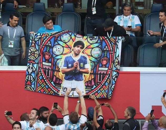 Diego Maradona nhiệt huyết hết cỡ trên khán đài - Bóng Đá