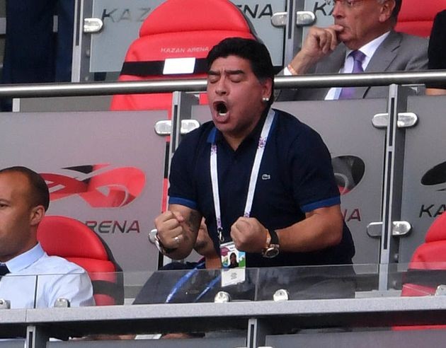 Diego Maradona nhiệt huyết hết cỡ trên khán đài - Bóng Đá