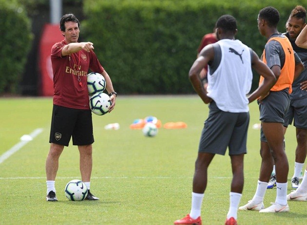 Ozil quyết định cắt giảm ngày nghỉ vì Unai Emery - Bóng Đá