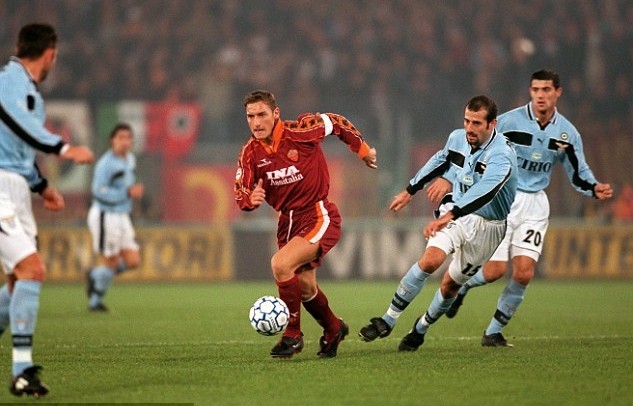 Những khoảnh khắc ấn tượng của Totti trong các trận derby thành Rome - Bóng Đá