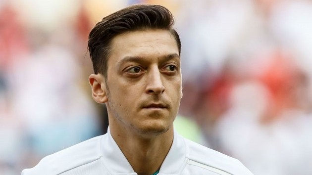 Chủ tịch Bayern CHÍNH THỨC lên tiếng về scandal phân biệt chủng tộc của Ozil - Bóng Đá