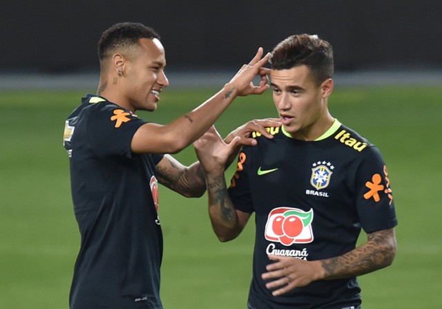 Neymar khổ sở với màn 'búng tai'  - Bóng Đá