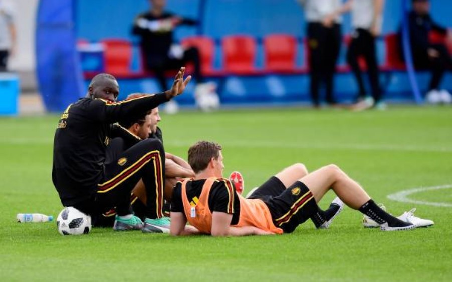 Lukaku liên tục 'tia' máy ảnh trên sân tập của tuyển Bỉ - Bóng Đá