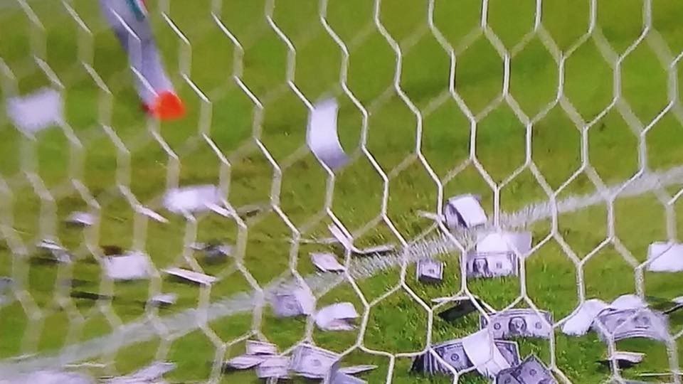 Xả giận, CĐV Italia ném tiền thẳng vào mặt Donnarumma  - Bóng Đá
