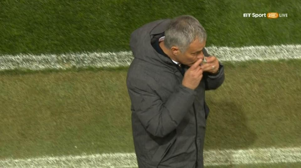 Mourinho dùng bùa để giúp Man Utd khỏi bị Hòa Minzy ám? - Bóng Đá