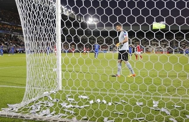 Donnarumma 'lạnh như tiền' đi bảo tàng chiến tranh - Bóng Đá