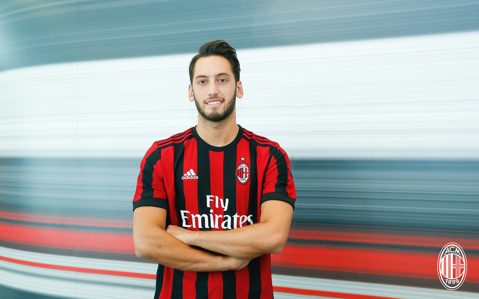 Với Calhanoglu, cuối cùng Milan cũng đã tìm lại được Pirlo - Bóng Đá