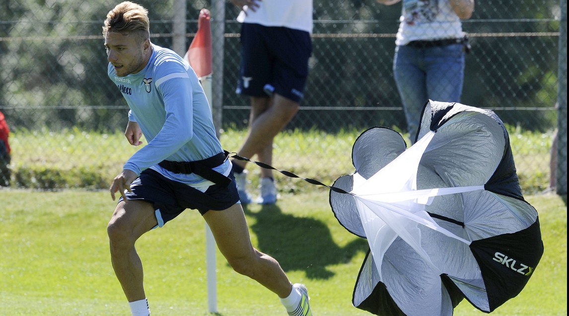 Dàn sao của Lazio mang cả... dù ra để tập chạy - Bóng Đá