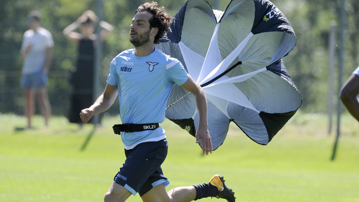 Dàn sao của Lazio mang cả... dù ra để tập chạy - Bóng Đá