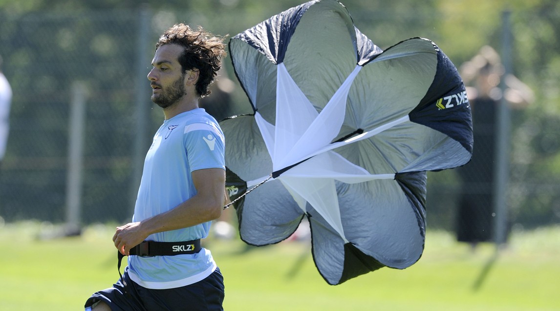 Dàn sao của Lazio mang cả... dù ra để tập chạy - Bóng Đá