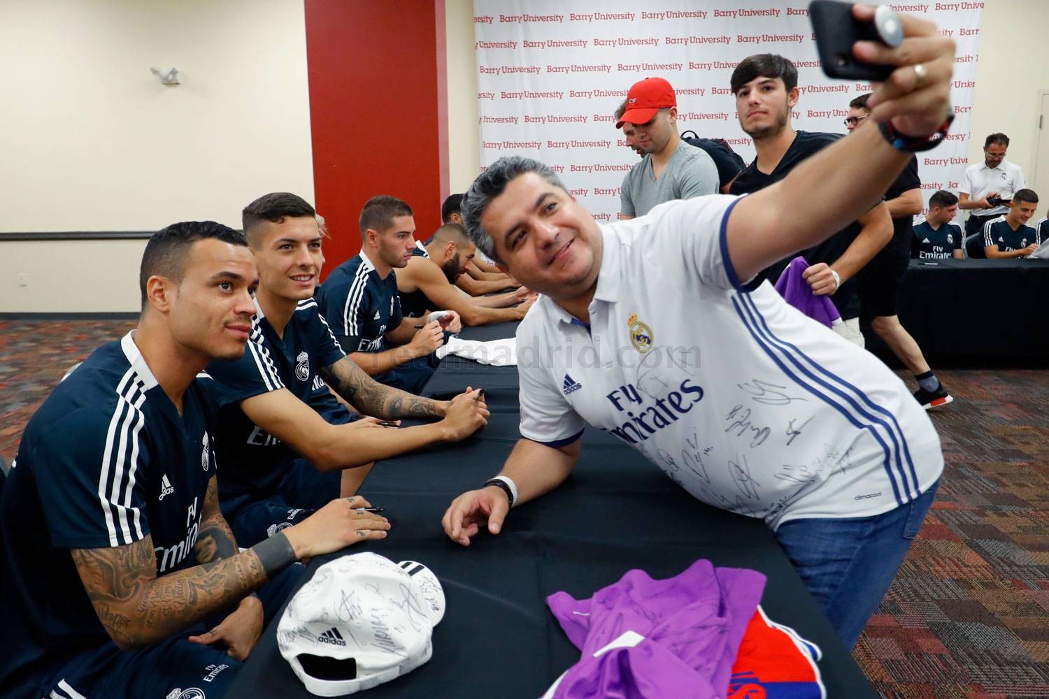 Ramos trở lại, dẫn Real đi họp fan tại Miami - Bóng Đá