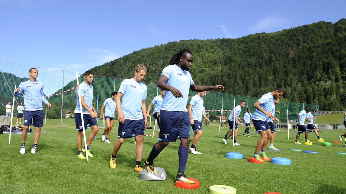 Dàn sao của Lazio mang cả... dù ra để tập chạy - Bóng Đá