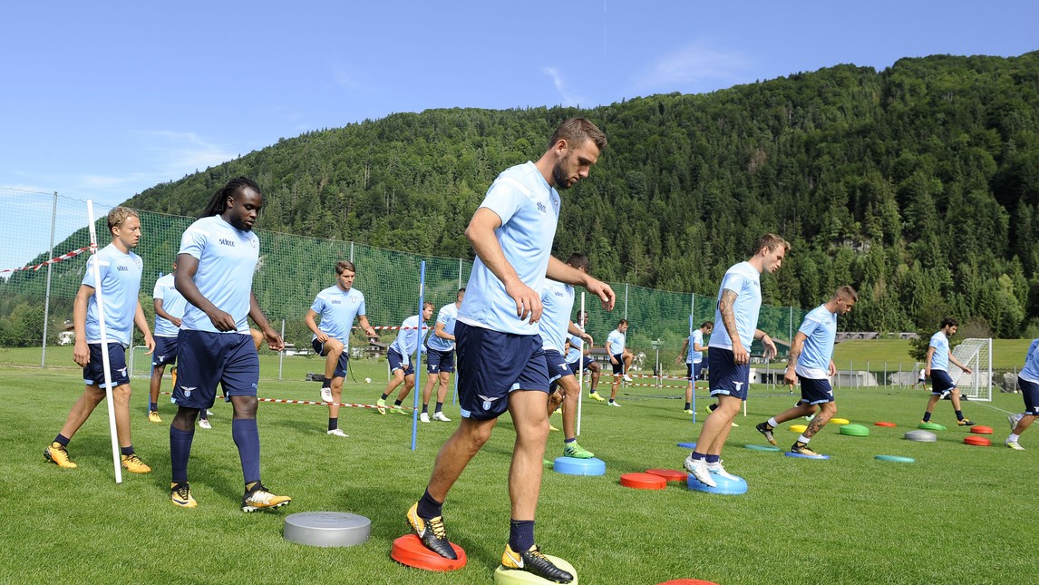 Dàn sao của Lazio mang cả... dù ra để tập chạy - Bóng Đá