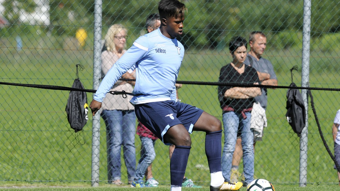 Dàn sao của Lazio mang cả... dù ra để tập chạy - Bóng Đá