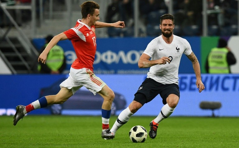 Giroud tức điên khi phóng viên bỏ mình chạy theo Mbappe - Bóng Đá