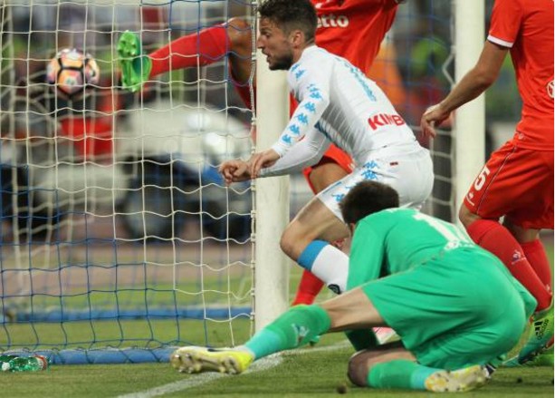 Hủy diệt Fiorentina, nhưng Napoli vẫn chưa thể vượt qua Roma - Bóng Đá