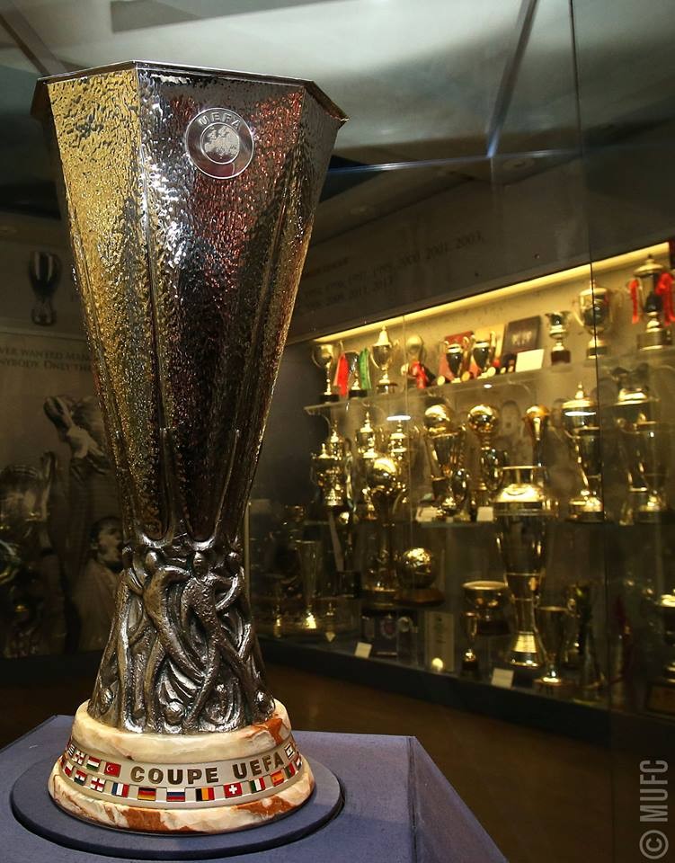 Cúp Europa League đây oai hùng tai khu trưng bày của Man Utd - Bóng Đá