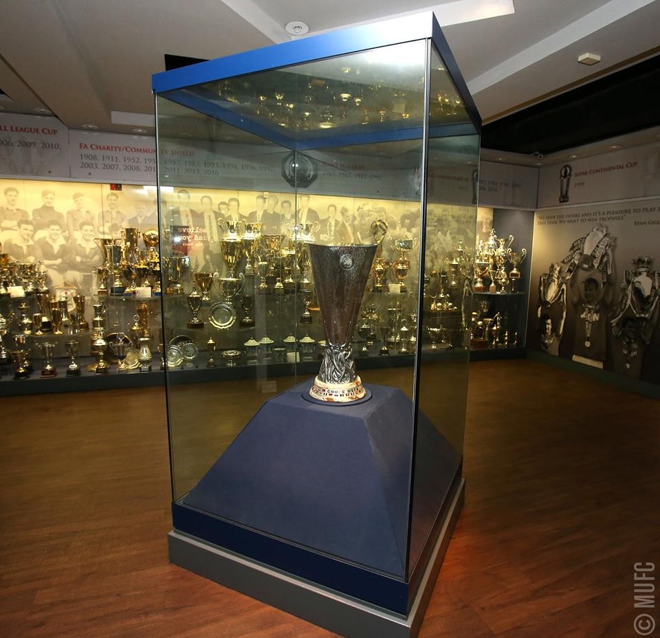 Cúp Europa League đây oai hùng tai khu trưng bày của Man Utd - Bóng Đá