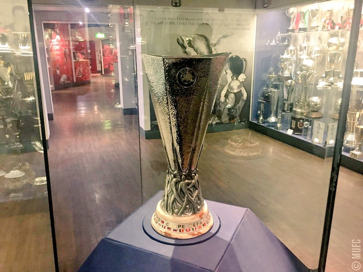 Cúp Europa League đây oai hùng tai khu trưng bày của Man Utd - Bóng Đá