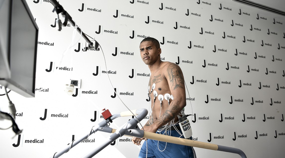 Toàn cảnh buổi kiểm tra y tế của Douglas Costa tại Juventus - Bóng Đá