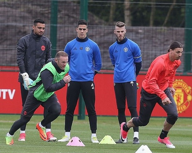 Rooney hớn hở có mặt tại khách san Lowry - Bóng Đá