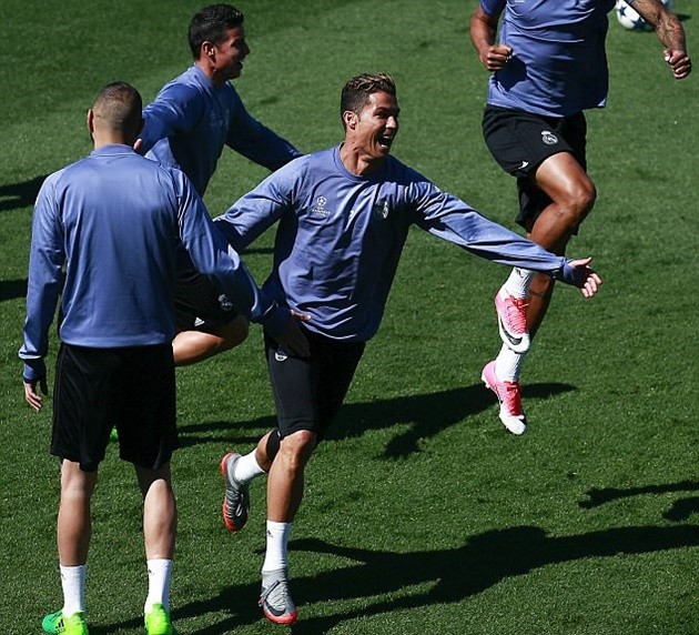 Ronaldo cười thả ga bất chấp đại chiến thành Madrid cận kề - Bóng Đá