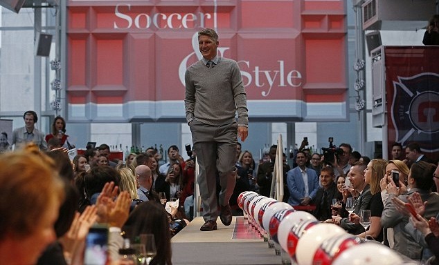 anh Schwensteiger đi catwalk - Bóng Đá