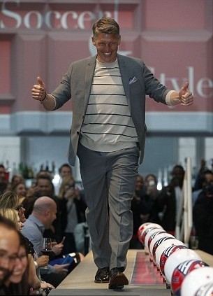 anh Schwensteiger đi catwalk - Bóng Đá