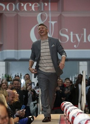 anh Schwensteiger đi catwalk - Bóng Đá