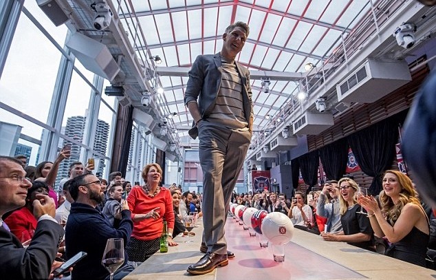 anh Schwensteiger đi catwalk - Bóng Đá