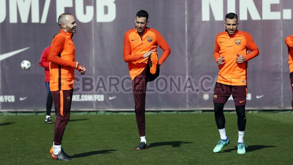 Jesus khiến khán giả tròn mắt khi tái hiện pha bay người đánh đầu của Persie - Bóng Đá