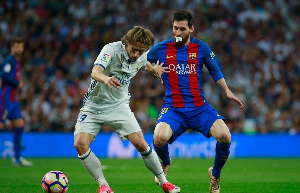Chùm ảnh: Messi ngậm bông băng vẫn giúp Barca đánh bại Real - Bóng Đá